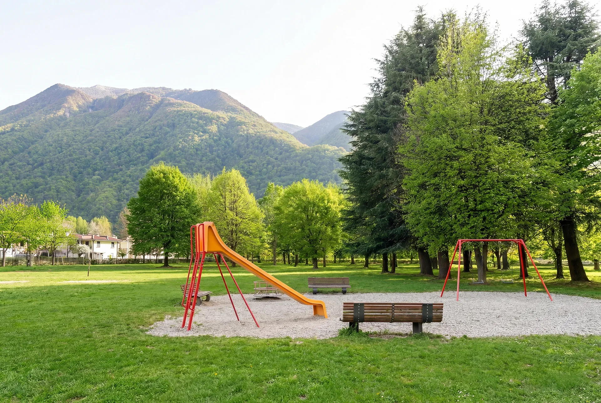 Parco pubblico con area giochi a Porlezza, spazio ideale per famiglie e tempo libero all’aria aperta.