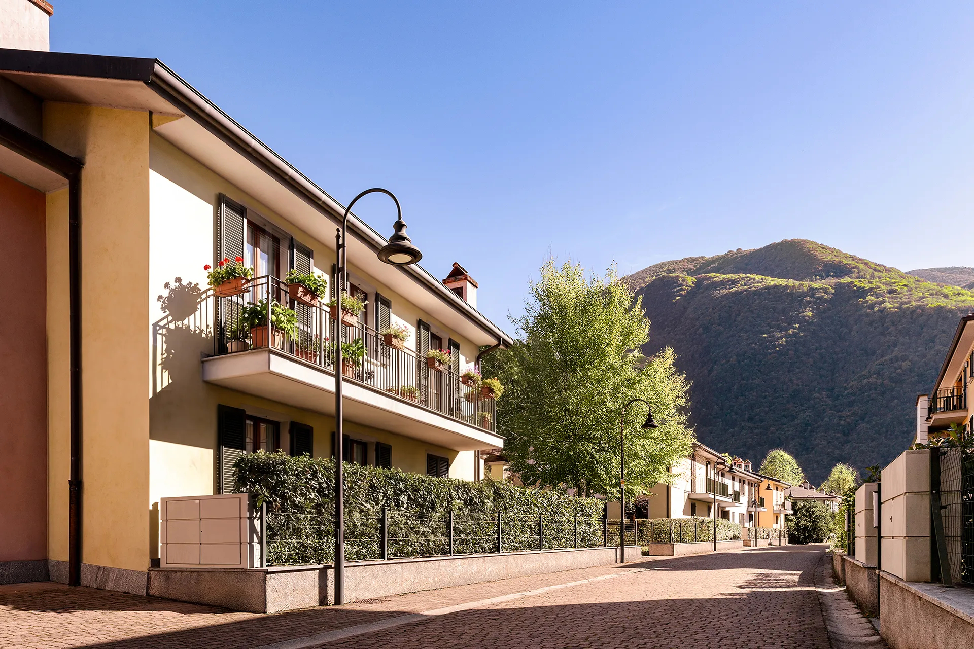 Unità abitative di Porto Letizia con balconi e accessi indipendenti, ideali per investimento immobiliare sul Lago di Lugano.