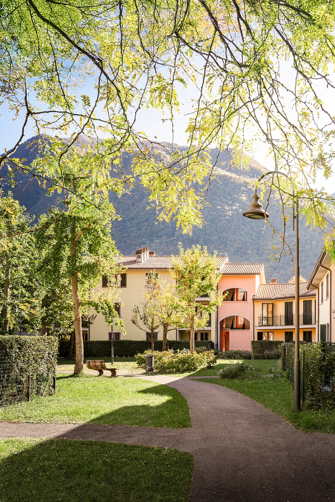 Complesso immobiliare a Porto Letizia con ampi spazi verdi e architettura tradizionale, valore sicuro per investimenti residenziali.