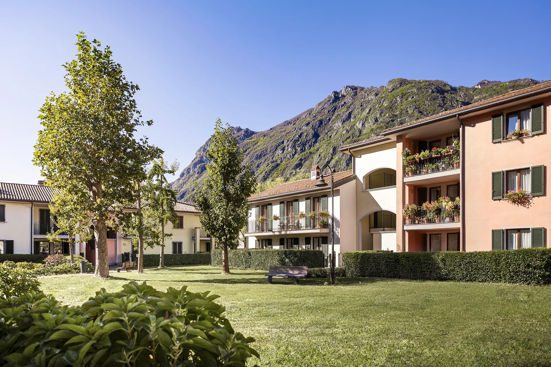 Complesso residenziale Porto Letizia con edifici immersi nel verde, soluzione immobiliare stabile per investimento a lungo termine.