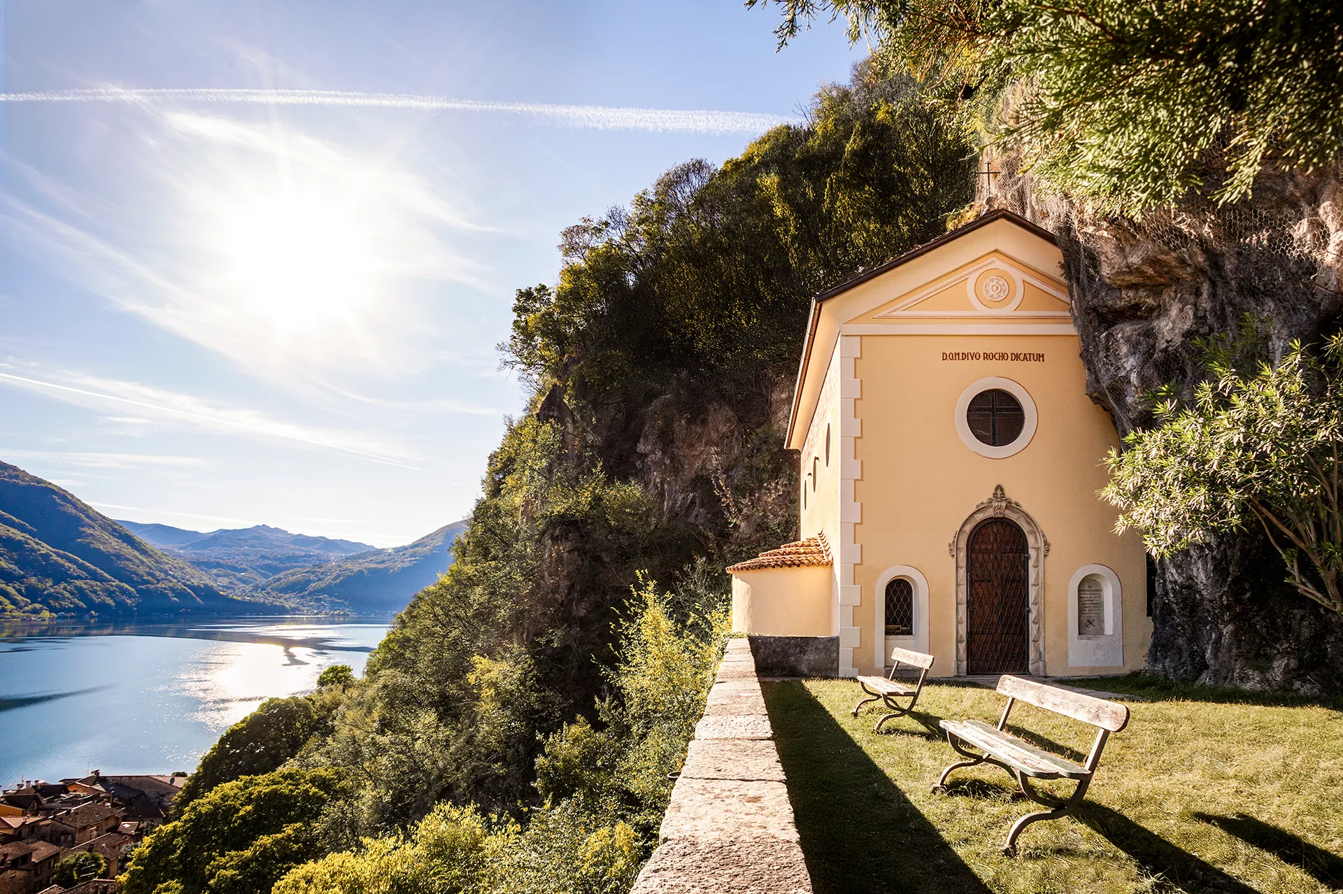 Chiesetta panoramica affacciata sul Lago di Lugano, luogo di quiete e spiritualità immerso nel paesaggio.