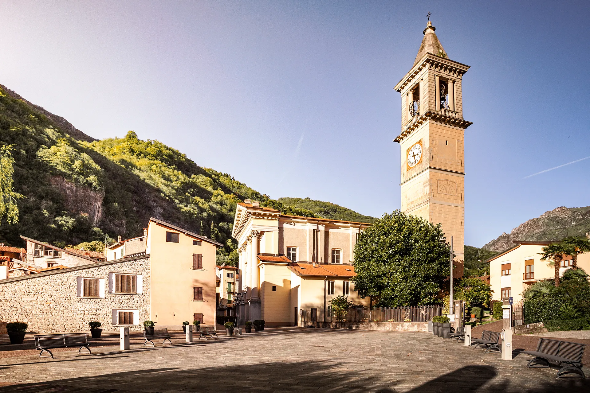 Centro storico di Porlezza con piazza e campanile, cuore della vita locale tra tradizione e comunità.