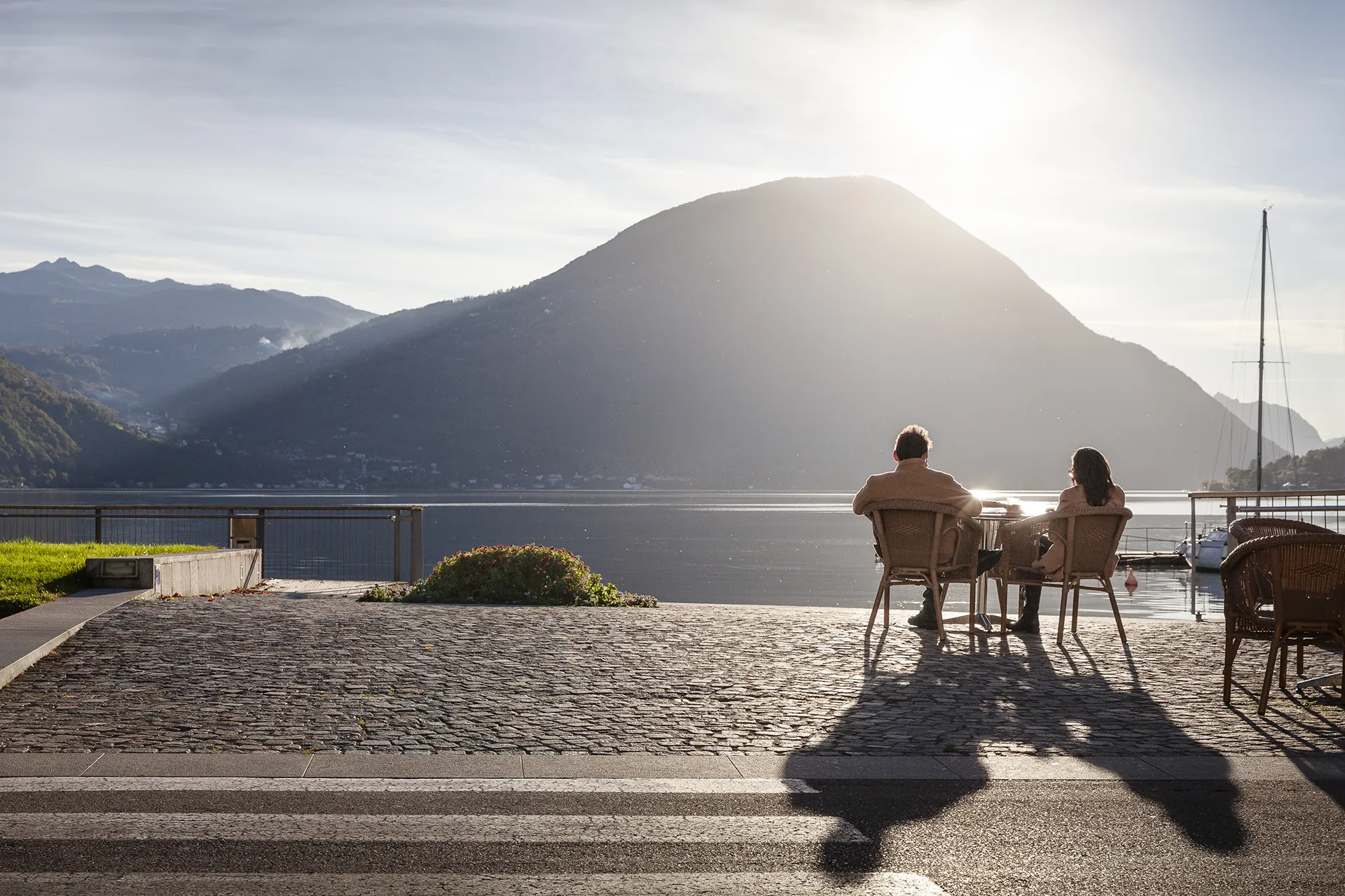 Momento di relax sul lungolago di Porlezza, tra silenzio, acqua e luce naturale al tramonto.