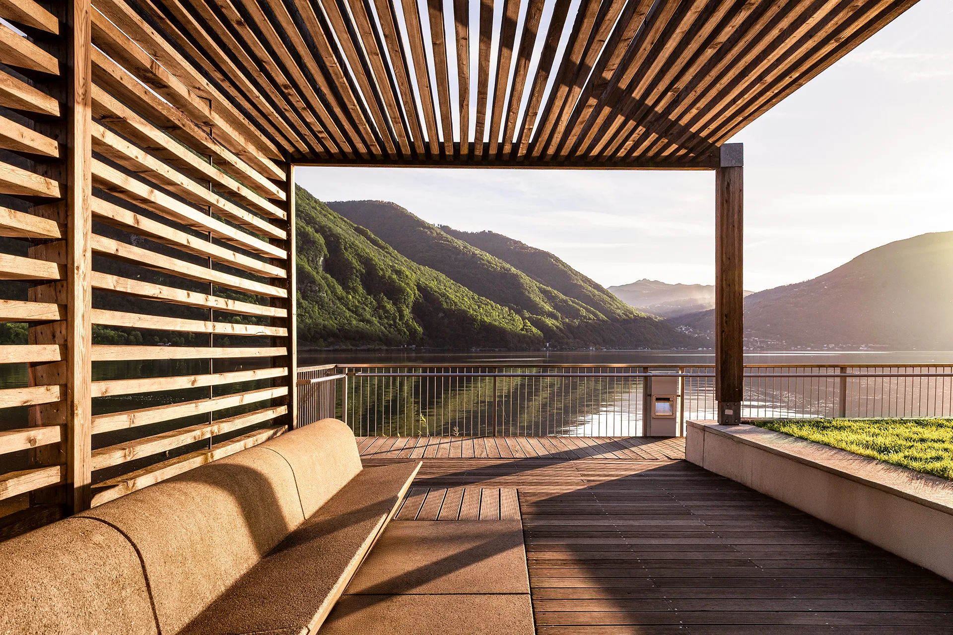 Terrazza panoramica sul Lago di Lugano, spazio ideale per rilassarsi e vivere il paesaggio in ogni stagione.
