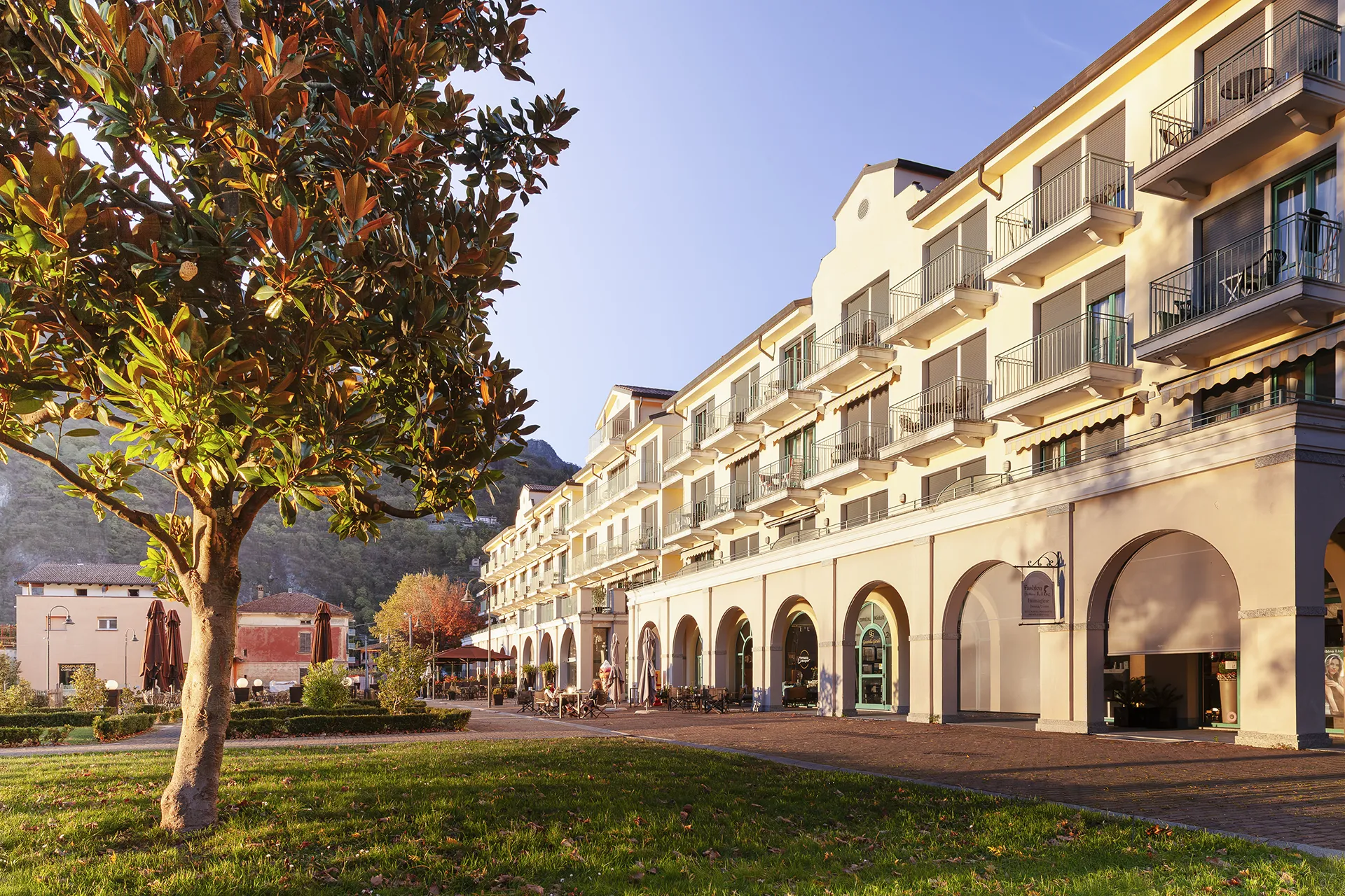 Complesso residenziale Porto Letizia a Porlezza, soluzione di investimento immobiliare sul Lago di Lugano con appartamenti e spazi commerciali.