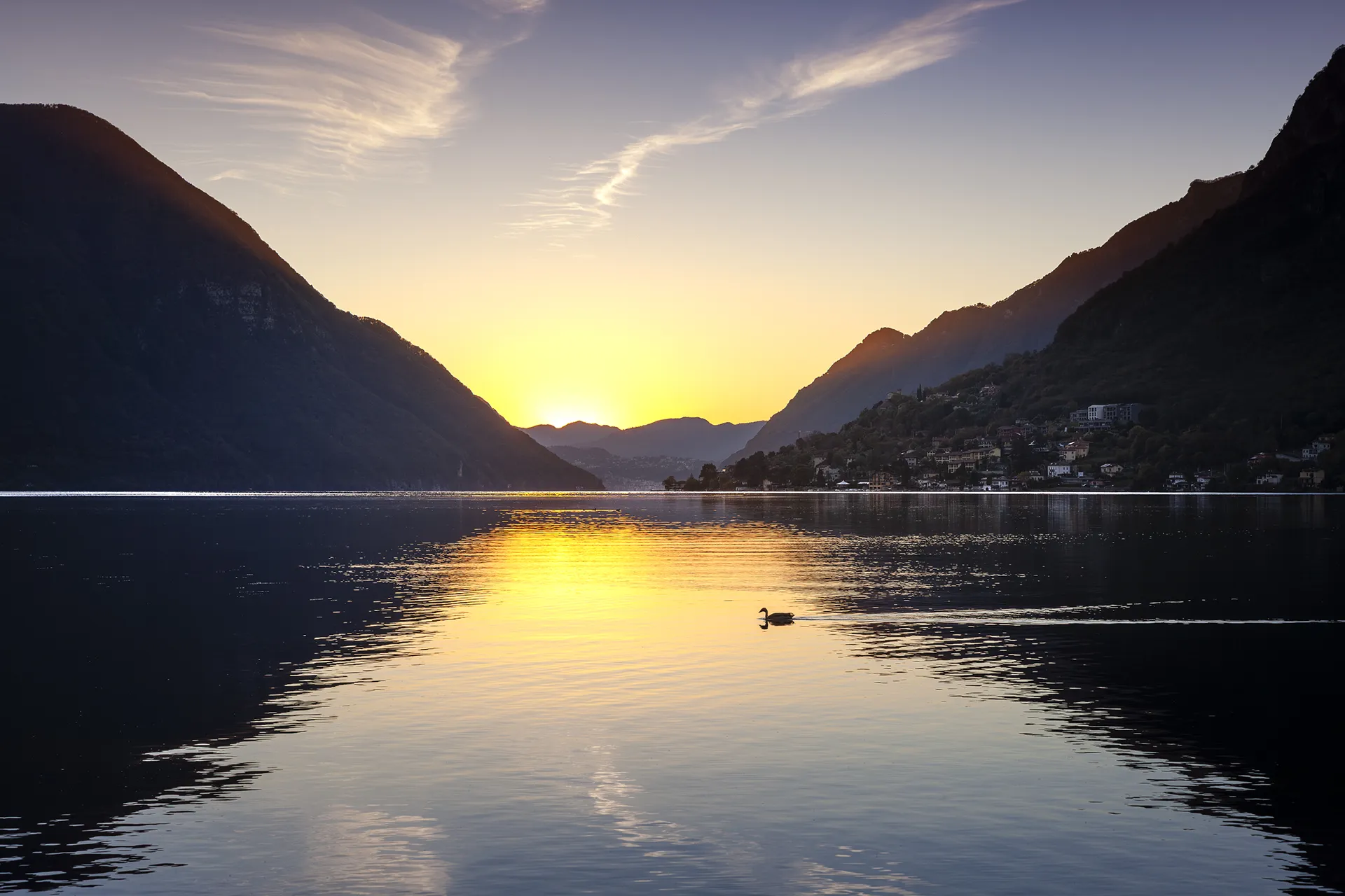 Tramonto sul Lago di Lugano, atmosfera suggestiva che accompagna la vita quotidiana sul lago.